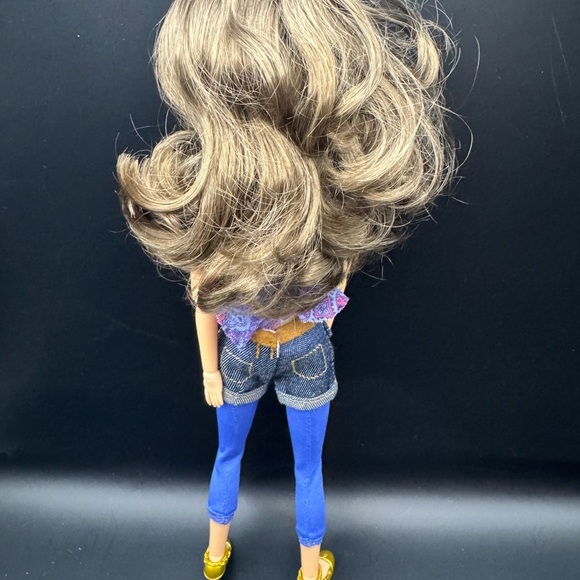 2009 Spinmaster Liv Doll With Outfit, Jewelry, Gold Shoes and Brown Wig - Picture 3 of 8